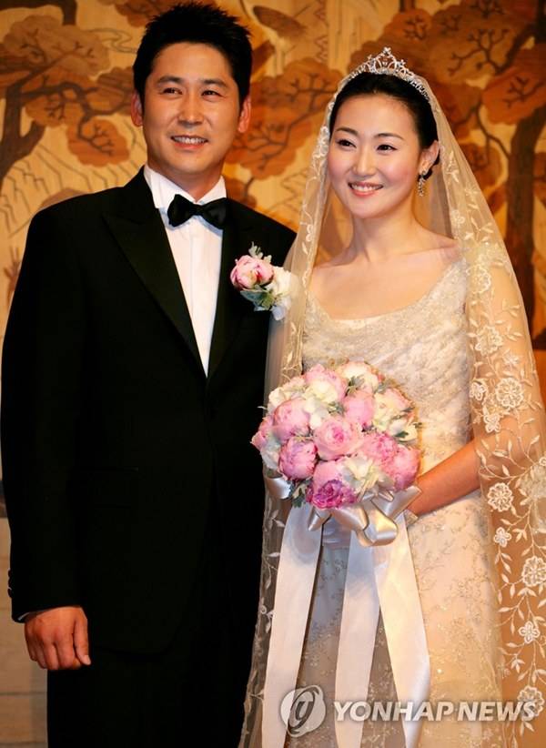 2006년 5월27일 오후 5시 30분에 서울 장충동 신라호텔에서&nbsp;결혼하는&nbsp;신동엽-선혜윤PD의&nbsp;결혼식에 앞서 영빈관 토파즈 룸에서 기자회견 중 포즈를 취하고있다.&nbsp;ⓒ연합뉴스