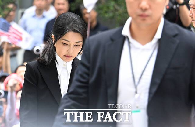 김건희 여사 연루 의혹을 수사하는 민중기 특별검사팀이 세계평화통일가정연합(통일교)과 관련된 의혹 수사에 속도를 내고 있다. 자본시장법 위반 등 혐의를 받는 김건희 씨가 지난달 6일 오전 서울 종로구 KT광화문빌딩 웨스트에 마련된 민중기 특검 사무실에 출석하고 있다. /박헌우 기자