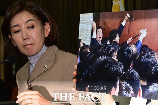나경원 국민의힘 의원이 16일 오전 서울 여의도 국회에서 열린 긴급 의원총회에 참석해 신상발언을 하고 있다. 사진은 패스트트랙 충돌 사건 당시 '빠루(쇠지렛대)' 사진을 바라보는 나 의원의 모습. /국회=남윤호 기자