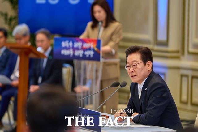 대통령실이 조희대 대법원장 사퇴 요구에 대해 "논의한 적도, 논의할 계획도 없다"며 다시 한 번 선을 그었다. 이재명 대통령이 11일 오전 청와대 영빈관에서 개최한 취임 100일 기자회견 '회복을 위한 100일, 미래를 위한 성장'에서 발언하고 있다. /대통령실