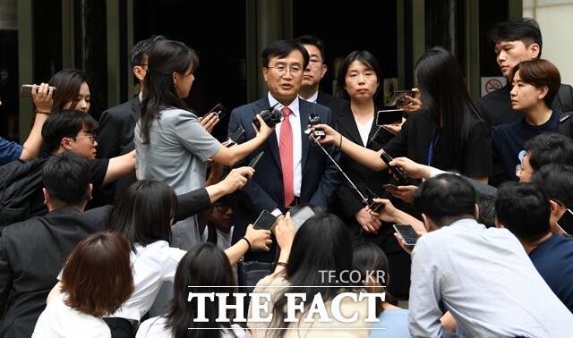 최태원 회장이 제기한 손해배상 청구 소송에서 사이버레커 유튜버의 변호를 율우가 맡는 것으로 확인됐다. 사진은 노소영 아트센터 나비 관장의 이혼 소송 법률 대리인인 김기정 율우 대표변호사가 지난해 6월 2심 선고 공판을 마친 뒤 취재진 질문에 답하는 모습. /더팩트 DB