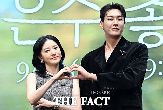 배우 이영애(왼쪽)가 KBS2 새 토일 미니시리즈 '은수 좋은 날'에서 호흡을 맞춘 김영광에 대해 "대본 이상의 연기를 할 수 있도록 토대를 마련해줘서 좋았다"고 호평했다. /남용희 기자