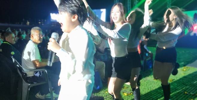 황민호의 열창. 김경무 기자