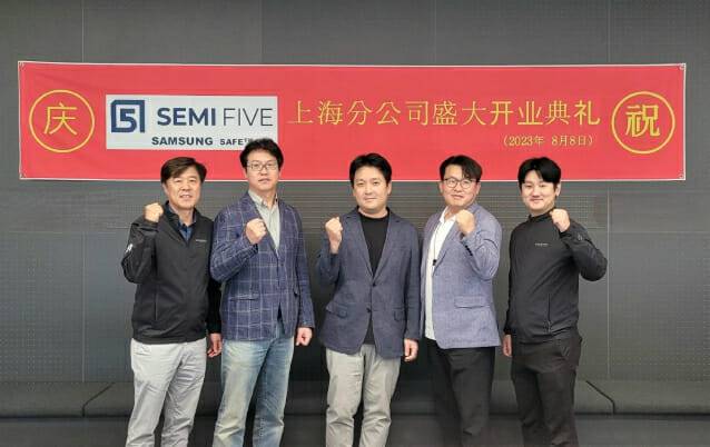 조명현 세미파이브  대표(가운데)와 직원이 중국 상해 사무소 개소식에 참가했다.(사진=세미파이브)