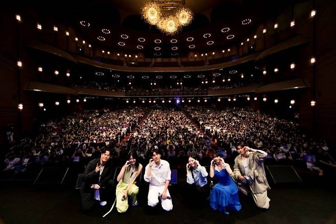 ‘K-드라마 OST 콘서트’에 참여한 아티스트들. 왼쪽부터 가수 나윤권, 토미오카 아이, 홍이삭, 흰, 타케우치 미유, 우디.[한국콘텐츠진흥원]