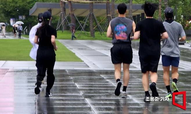 최근 무더위가 한풀 꺾이면서 공원 일대에 동호회를 만들어 여럿이 함께 달리는 '러닝크루' 활동이 활발해지자 일반 산책객들의 불편 민원이 잇따르고 있다. 사진은 기사의 특정 내용과 관련 없음. 조용준 기자