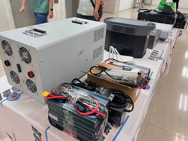 대만 피싱 범죄 조직이 피싱 문자를 무작위로 보내는 데 사용한 ‘허위 기지국’ 장비(왼쪽 사진)를 타이베이 경찰이 압수했다. 지난달 경기 광명 등에서 시작된 ‘KT 소액 결제 해킹 사건’과 수법이 동일한 것으로 추정된다. /타이베이 형사수사국