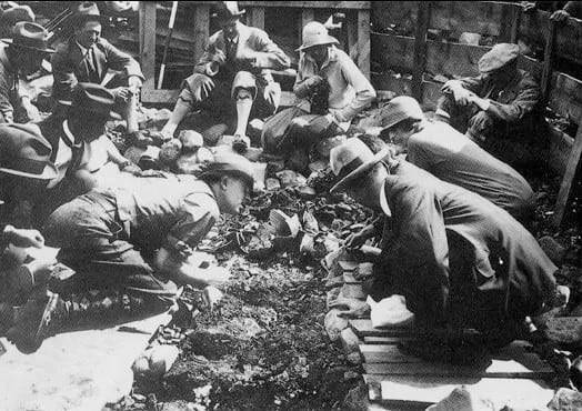 구스타프 6세(왼쪽) 서봉총 발굴 때 모습.