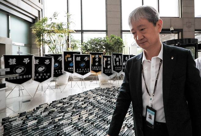 이찬진 금융감독원장이 12일 서울 영등포구 금융감독원으로 출근하고 있다. /뉴시스