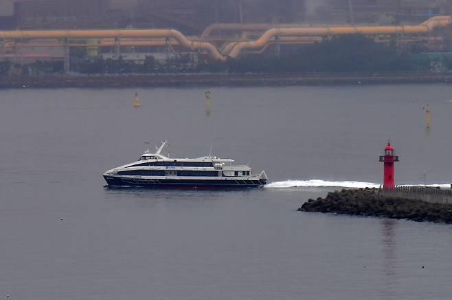14일 경북 포항여객선터미널을 출항한 대저페리의 썬라이즈호가 해무를 뚫고 울릉도로 항해하고 있다. /뉴스1