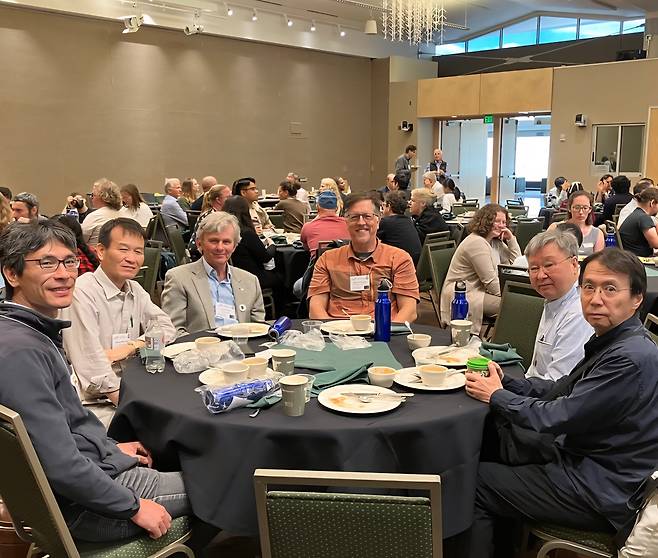 지난 8~12일(현지 시각) 미국 콜로라도주립대에서 열린 LVK 미팅에 참석한 이형목 서울대 천문학과 교수(중력파우주연구단장·오른쪽 두 번째)와 이형원 한국중력파연구협력단(KGWG) 단장(왼쪽 두 번째)./이형목 교수