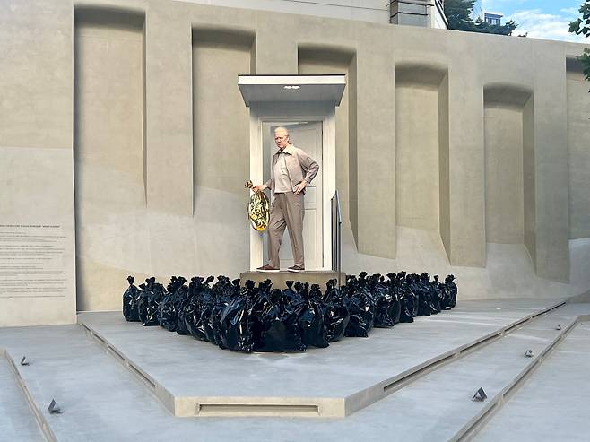 서울 성수동 아이아이컴바인드 신사옥 옆에 설치된 막스 지덴도프의 작품. 회사는 이 작품을 설치하기 위해 꼬마빌딩을 허무는 조건으로 임대했다. /김은영 기자