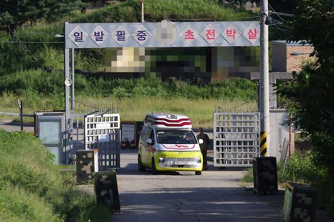 10일 오후 경기도 파주시 육군 모 부대에서 훈련 중 폭발 사고가 일어나 구급차가 위병소를 통과하고 있다. ⓒ연합뉴스