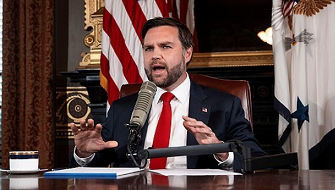 JD 밴스 미국 부통령이 15일(현지시간) 워싱턴DC 백악관에서 청년 우익 활동가 찰리 커크가 생전 진행하던 '찰리 커크쇼'를 대신 진행하고 있다. ⓒAP/연합뉴스