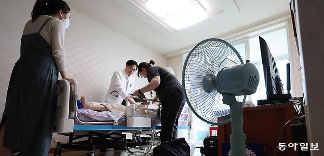1일 인천 부평구의 한 아파트에서 인천성모병원 의료진이 대장암 말기 환자인 조모 씨의 건강 상태를 살피고 있다. 조 씨는 지난달 25일부터 가정형 호스피스 서비스를 받기 시작했다. 인천=홍진환 기자 jean@donga.com