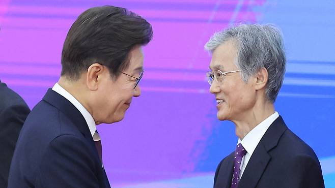 이재명 대통령이 올 6월 서울 여의도 국회에서 제21대 대통령 취임 선서를 마친 뒤 조희대 대법원장(오른쪽)과 인사하고 있다. 15일 대통령실은 여당에서 제기한 조 대법원장 사퇴 요구에 대해 “그 개연성과 이유를 돌이켜 봐야 할 필요가 있지 않냐는 점에 아주 원칙적으로 공감하고 있다”고 밝혀 논란이 됐다. 사진공동취재단