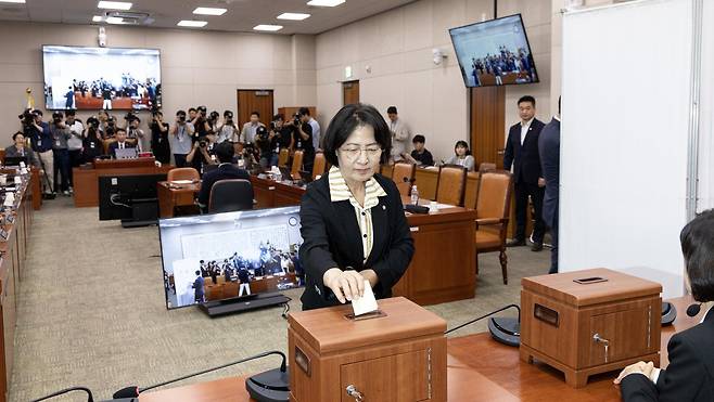 추미애 국회 법제사법위원장이 16일 서울 여의도 국회에서 제429회국회(정기회) 법제사법위원회 제4차 전체회의에서 나경원 국민의힘 의원 간사 선임의 건과 관련해 무기명 투표를 하고 있다. 이날 나경원 의원 법사위 간사 선임의 건은 국민의힘 위원들의 불참 속에 무기명 투표로 진행됐다. 2025.9.16/뉴스1