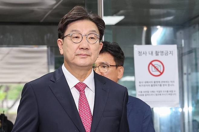 권성동 국민의힘 의원이 16일 오후 서울 서초구 중앙지방법원에서 ‘통일교 불법 정치자금 수수’ 의혹(정치자금법 위반 혐의) 관련 구속 전 피의자 심문(영장실질심사)에 출석하고 있다. 2025.9.16. 뉴스1