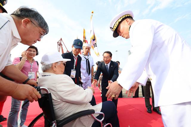 9월 15일 인천 중구 인천항 8부두에서 열린 ‘제75주년 인천상륙작전 전승 행사’에서 참전용사들이 유정복 인천시장, 강동길 해군 참모총장, 최영길 해병대 2사단장의 영접을 받으며 행사장으로 입장하고 있다.<연합뉴스 사진>