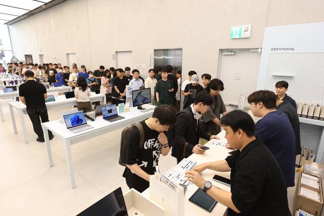 '갤럭시 Z 폴드7·Z 플립7' 사전 개통을 위해 삼성 강남을 방문객들. 삼성전자 제공