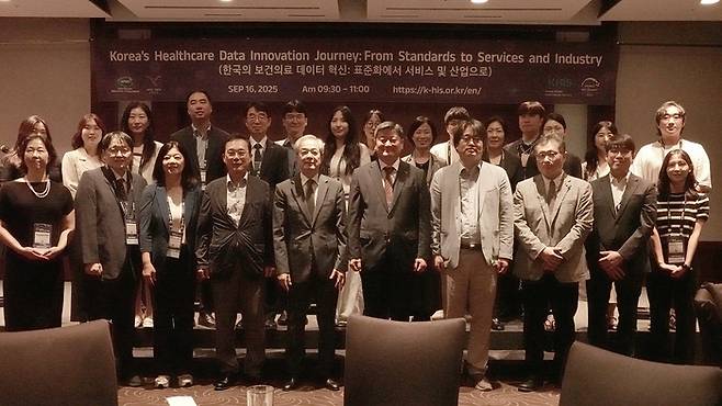 한국보건의료정보원이 16일 서울 중구 서울신라호텔에서 열린 아시아태평양경제협력체(APEC) 보건과경제 고위급회의에서 '한국의 보건의료데이터 혁신: 표준화에서 서비스 및 산업으로'를 주제로 공식 부대행사를 개최했다. 염민섭 보건의료원장(첫 줄 왼쪽 여섯 번째)이 참석자들과 기념촬영했다.(사진=한국보건의료정보원)