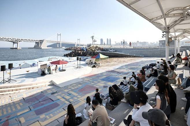 지난 6월 부산 수영구 민락수변공원 일대에서 열린 ‘2025 상반기 부산바다도서관’ 독서문화 프로그램 현장. 부산문화재단 제공