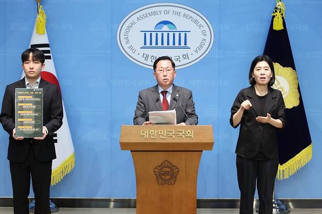 국민의힘 유용원 의원이 16일 서울 여의도 국회 소통관에서 파주 포병부대 모의탄 폭발 사고와 관련해 유사 사고 재발 방지를 위한 대책을 국방부에 촉규하고 있다. 연합뉴스