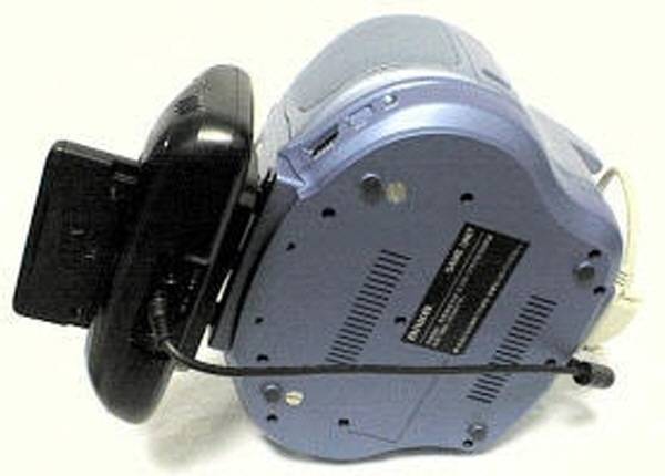 32X 때문에 제대로 서 있지도 못한다.. 케이블도 겨우 꽂히는 수준