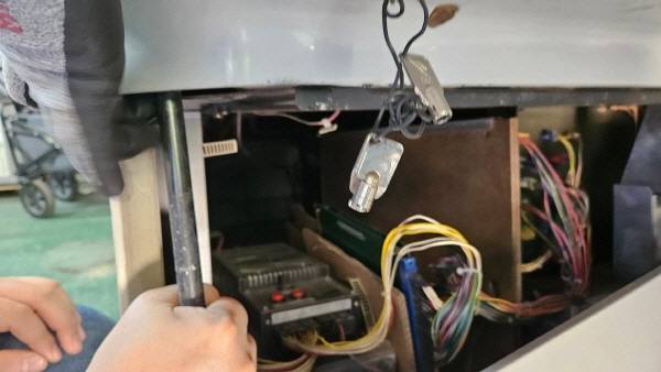 하단 쪽 문 고장을 어떻게 수리해야 하나...