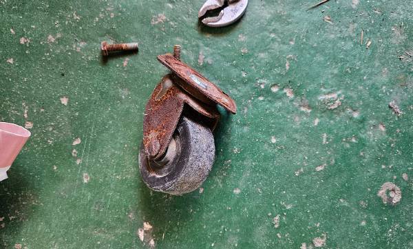 바퀴가 너무 오래 되어서 아예 움직이지 않는 수준