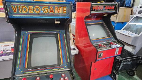 80년대 게임기들의 모습. 싹 정비된 모습이 아름다워 보인다