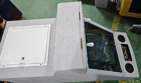 눕혀진 20인치 게임기의 모습