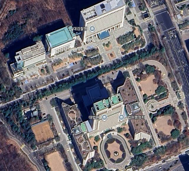 서울 서초동 대법원 및 대검찰청 위성사진. 대법원 건물 왼편에 테니스장 2개면 등 유휴 공간이 있다. 대검찰청 건물 맨 왼편에 있는 디지털포렌식센터는 테니스장 3개면을 철거하고 그 자리에 지었다. 구글어스 갈무리