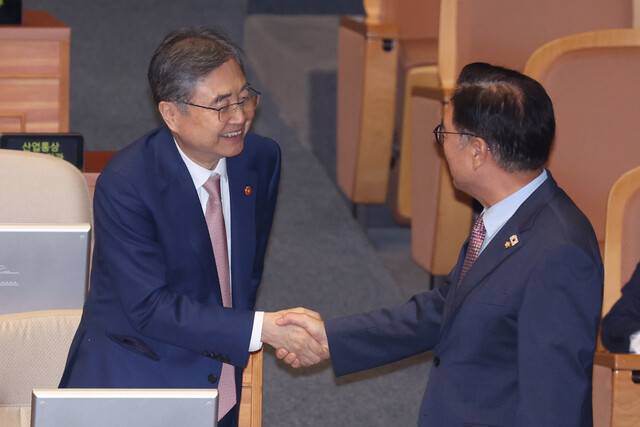 우원식 국회의장이 16일 외교·통일·안보 분야 대정부질문이 진행된 국회 본회의에 출석하며 조현 외교부 장관과 악수하고 있다. 연합뉴스
