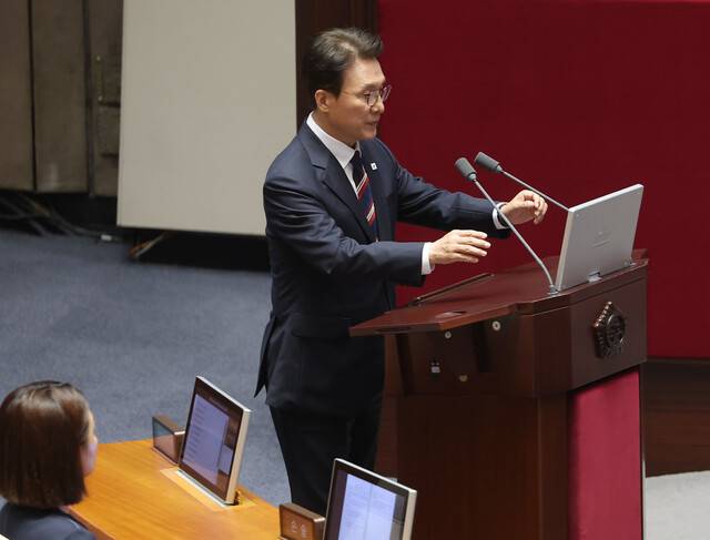 김민석 국무총리가 16일 외교·통일·안보에 관한 대정부질문이 열린 국회 본회의장에서 국민의힘 배준영 의원의 질의에 답변하기 위해 이동하고 있다. 연합뉴스