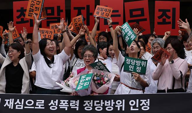 2025년 9월10일 부산지방법원에서 열린 최말자씨 재심 선고 공판을 마친 뒤 최말자씨가 연대자들과 함께 “최말자는 무죄다”를 외치고 있다. 부산=이종근 선임기자 root2@hani.co.kr