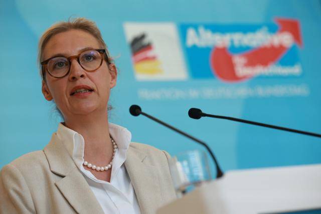 알리스 바이델 독일을 위한 대안(AfD) 공동대표가 15일 베를린 연방의회 기자회견장에서 발언하고 있다. 베를린=EPA 연합뉴스