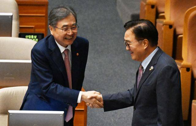 우원식(오른쪽) 국회의장이 16일 서울 여의도 국회에서 열린 본회의에서 조현 외교부 장관과 악수하고 있다. 고영권 기자