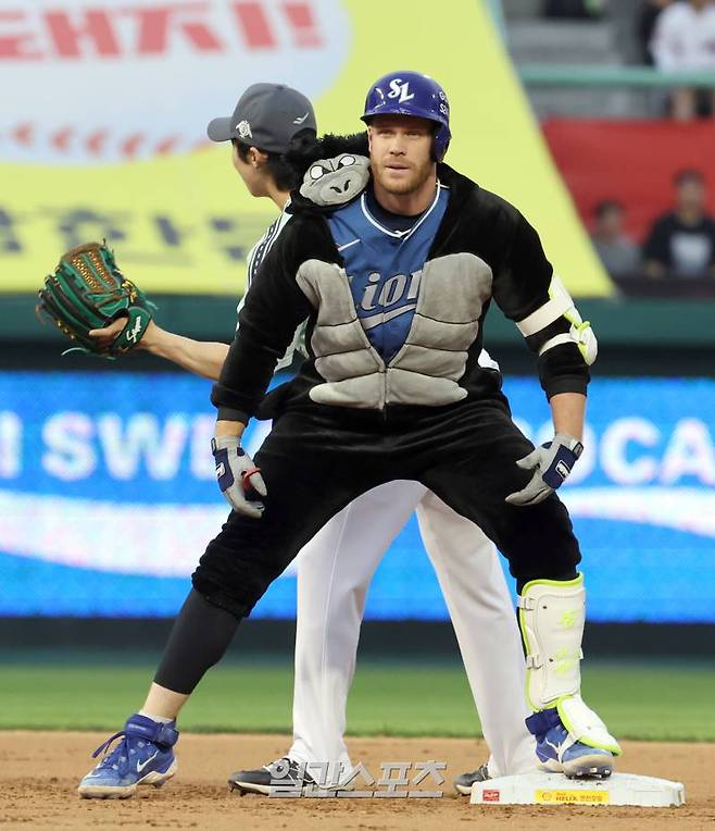 6일 오후 인천 SSG랜더스필드에서 열린 ‘KBO리그 올스타전’ 드림팀 맥키넌이 2회 좌중간 2루타를 날리고 기뻐하고있다. 인천=정시종 기자 capa@edaily.co.kr /2024.07.06.