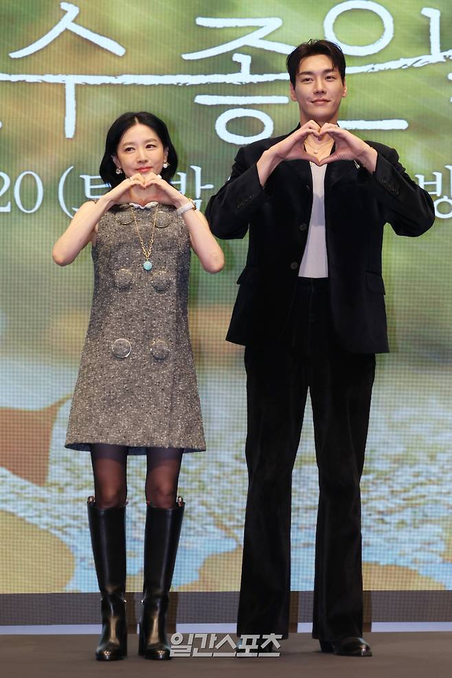 배우 이영애, 김영광이 16일 오후 서울 구로구 더세인트에서 열린 KBS 토일 미니시리즈 '은수 좋은 날' 제작발표회에 참석해 포토타임을 갖고 있다. '은수 좋은 날'은 가족을 지키고 싶은 학부모 강은수와 두 얼굴의 선생 이경이 우연히 얻은 마약 가방으로 벌이는 위험 처절한 동업 일지. 오는 20일 9시 20분 첫 방송. 서병수 기자 qudtn@edaily.co.kr /2025.09.16/