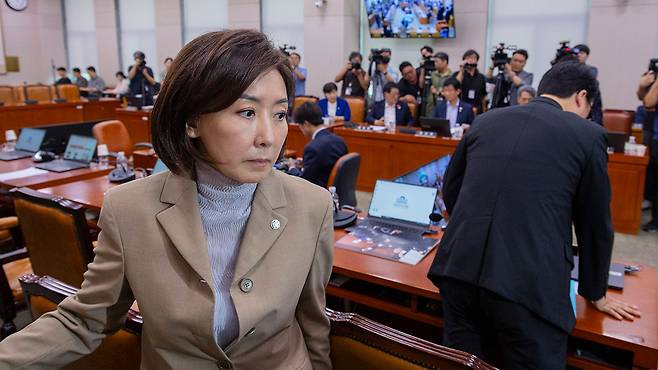법사위 퇴장하는 국민의힘 나경원 의원