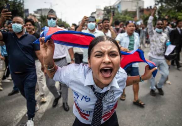 분노한 학생들 거리로 네팔 시민들이 지난 8일(현지시간) 수도 카트만두의 의사당 인근에서 정부의 SNS 차단 조처에 항의하는 시위를 하고 있다. [사진=AFP/연합뉴스]