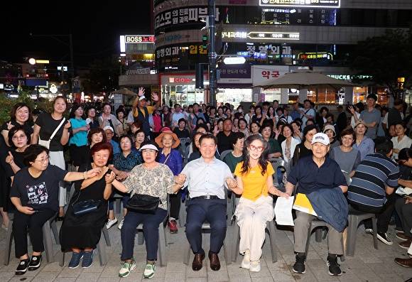 박승원 시장이 지난 15일 저녁 광명사거리역 쉼터에서 열린 '찾아가는 시민과의 대화-퇴근길에 만나요!'에 참석한 시민들과 기념 촬영을 하고 있다. [사진=광명시]