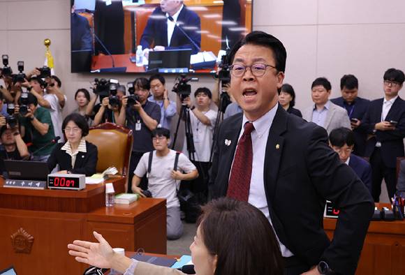 국민의힘 곽규택 의원이 16일 서울 여의도 국회에서 열린 법제사법위원회 전체회의에서 무소속 최혁진 의원 발언에 항의하고 있다. 2025.9.16 [사진=연합뉴스]