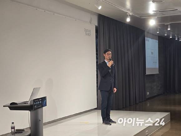 진종욱 한국자동차연구원 원장이 16일 서울 강남구 코엑스 스타트업브랜치에서 열린 한국자동차연구원 '제21회 자산어보' 행사에서 인사말하고 있다. [사진=김종성 기자]