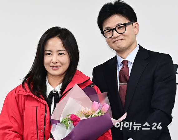 한동훈 전 국민의힘 비상대책위원장이 지난 4월 서울 여의도 국민의힘 중앙당사에서 열린 국민인재 영입 환영식에서 김효은 EBSi 영어강사와 기념촬영을 하고 있다. [사진=곽영래 기자]