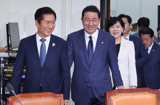 더불어민주당 정청래 대표(왼쪽)와 김병기 원내대표가 15일 오전 서울 여의도 국회에서 열린 최고위원회의에 참석하고 있다. 임현동 기자