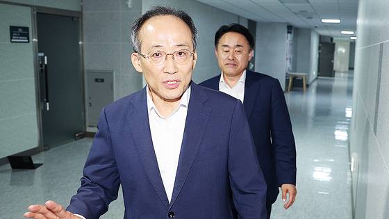 추경호 국민의힘 의원이 지난 2일 오후 서울 여의도 국회 의원회관에 압수수색 중인 자신의 의원실로 들어가고 있다. 뉴스1