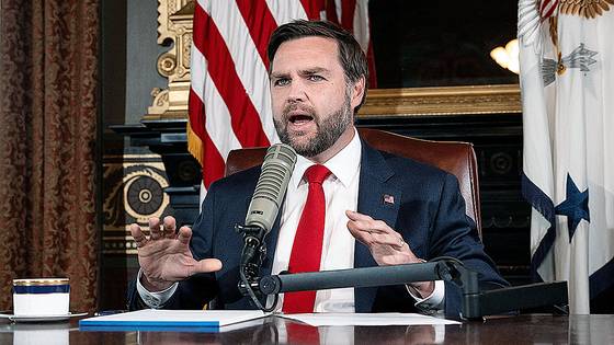 J D 밴스 미국 부통령이 15일(현지시간) 백악관에서 사망한 우익 활동가 찰리 커크를 대신해 팟캐스트 쇼를 진행하고 있다. AP=연합뉴스