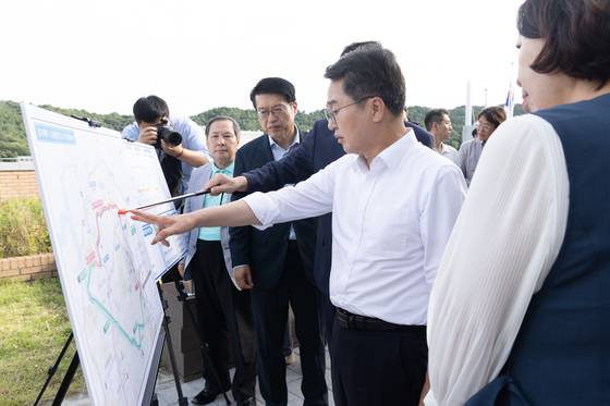 김동연 경기지사가 15일 의정부시 민락국민체육센터에서 ‘경기북부 중심 고속화도로’사업계획을 발표한 후 현장에서 추가 보고를 받고 있다. 사진 경기도